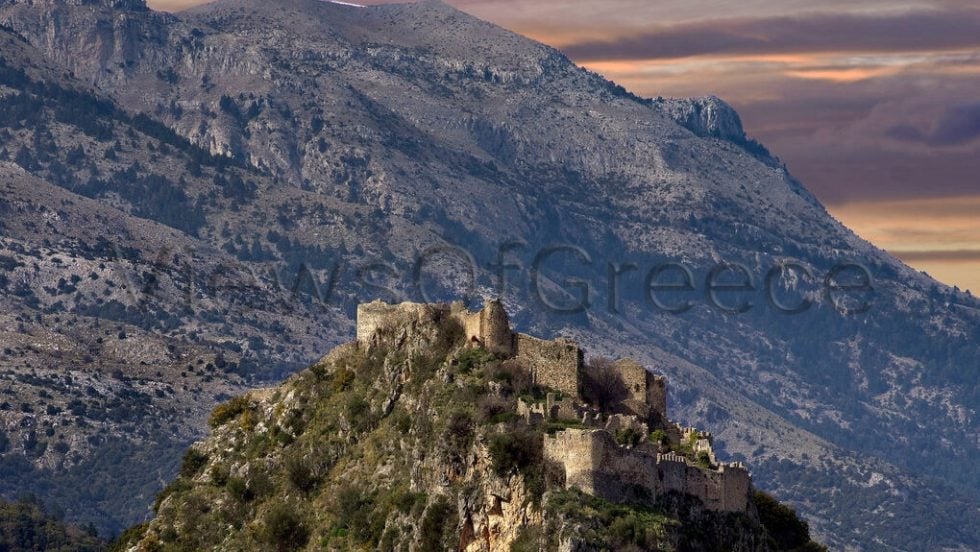 Το κάστρο του Μυστρά στεφανώνει τον βραχώδη λόφο